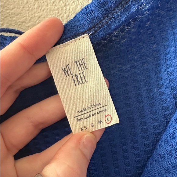 FREE PEOPLE WE THE FREE DAHLIA V-NECK BELL-SLEEVE THERMAL TOP SAPPHIRE large - Picture 3 of 8